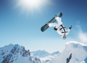 九游APP-赛道上的绝对统治，红牛车队完胜雷诺，汉密尔顿惊艳四座的背后