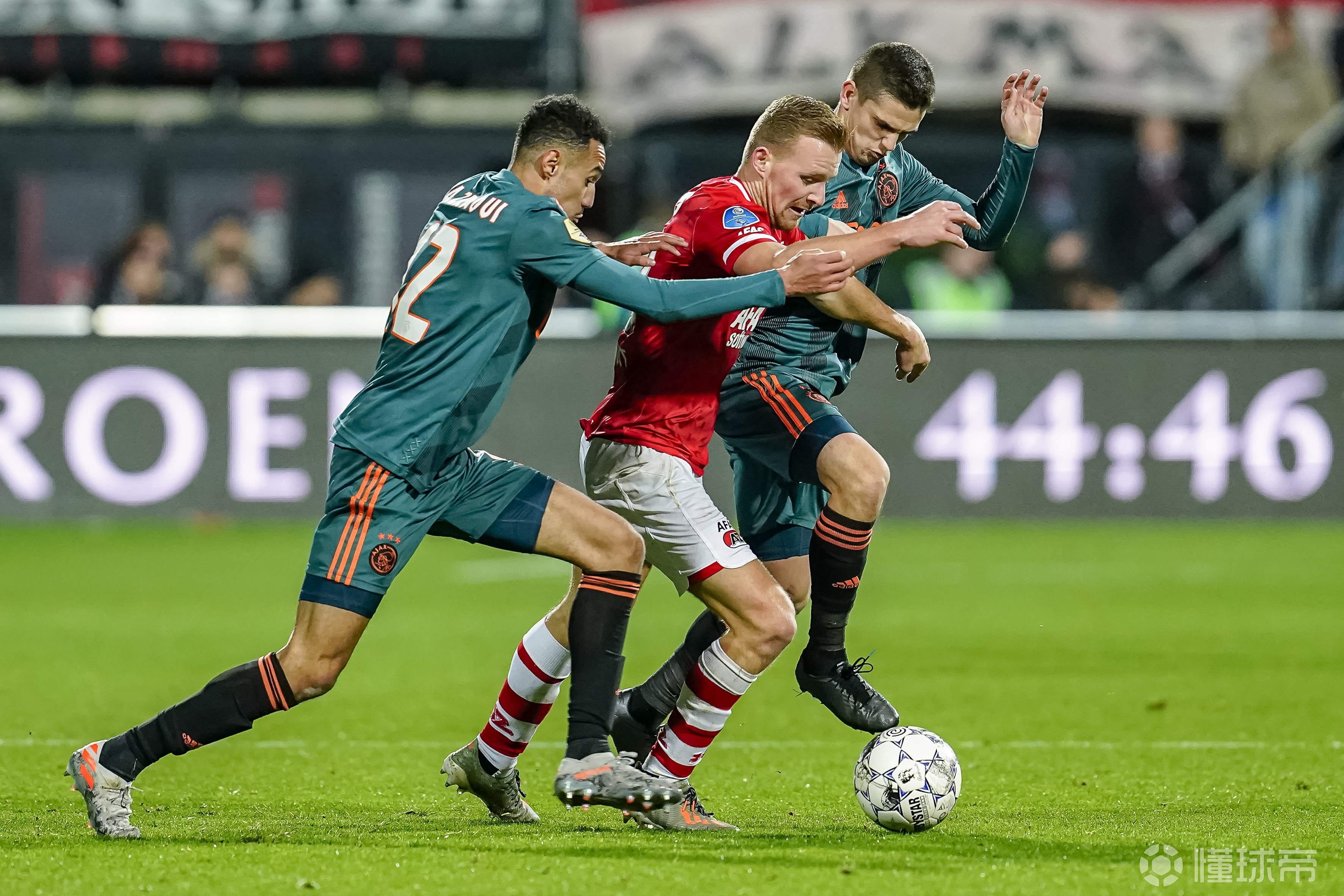 阿尔克马尔客场大胜莫斯科，领跑积分榜的简单介绍